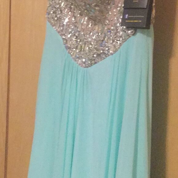 Strapless Neck Embellished Bodice & Chiffon Skirt - Picture 6 of 12